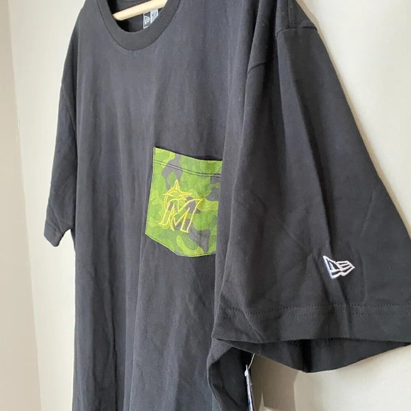 NWT Mens New Era MLB Miami Marlins Camo Pocket Black T-Shirt w Gold Logo Size XL - Picture 7 of 16